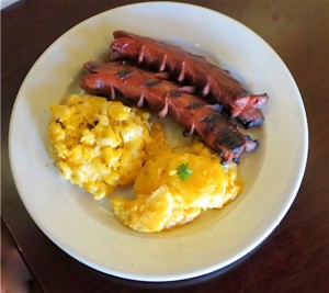 smoked links with potatoes and mac and cheese