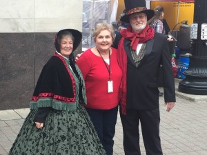 a Dickens couple poses with me