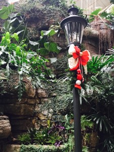 Opryland Hotel - lamp post with bow