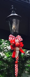 Opryland Hotel - lamp post with bow close-up