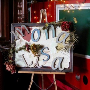 Mona Lisa inside sign