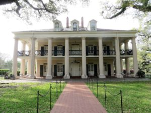 Close-up of the front of Oak Alley.